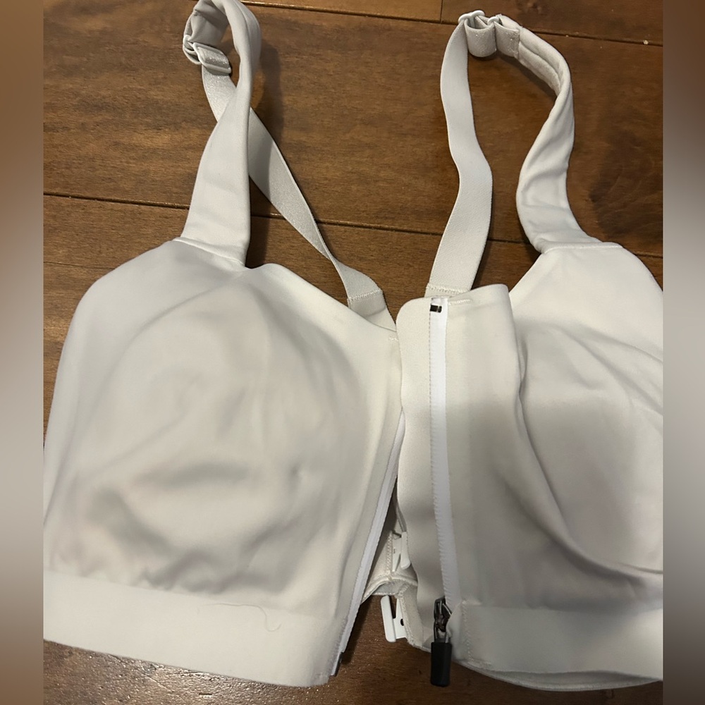 Victoria’s Secret Knockout Front-close Sports Bra , 32DD, White